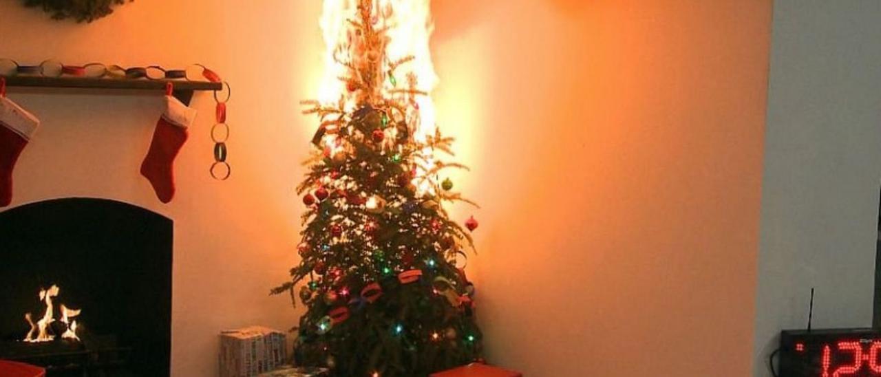 Un árbol de Navidad de una casa, devorado por el fuego.