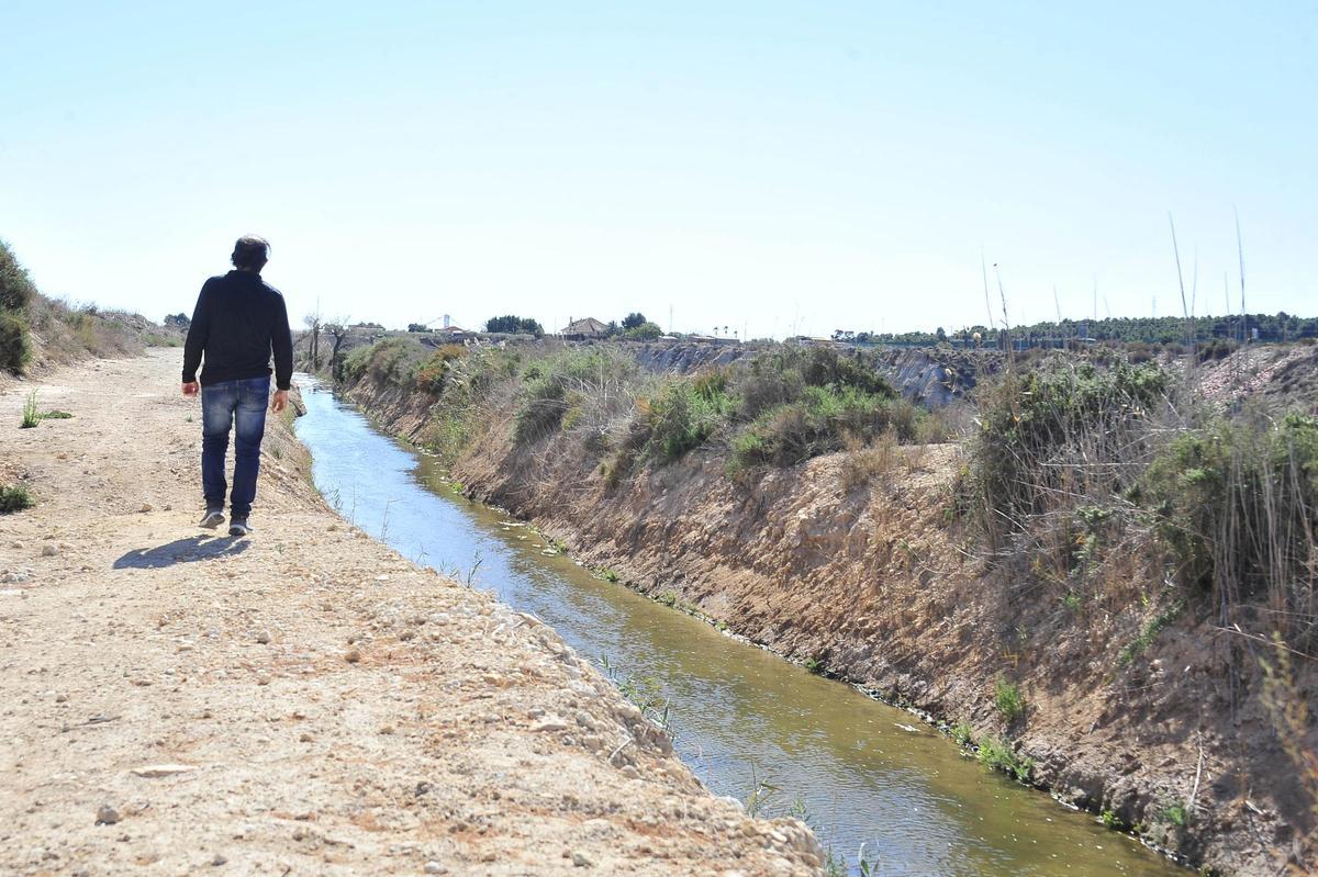 El agua procedente de la Acequia Mayor del Pantano de Elche, a su paso por el paraje aigua Dolça i Salà