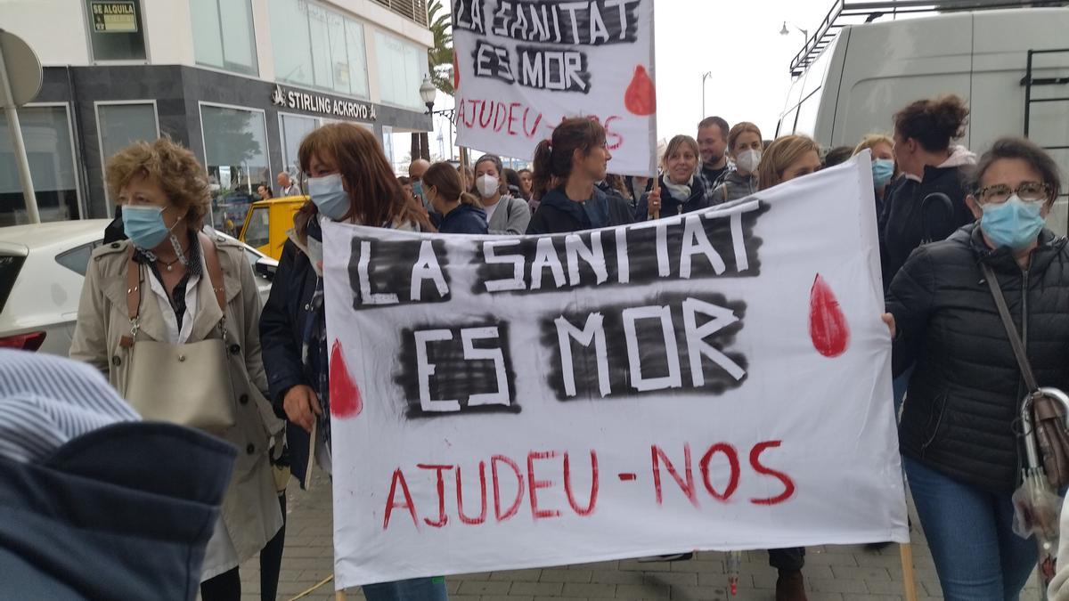 Los manifestantes han advertido de que la sanidad agoniza por la falta de profesionales