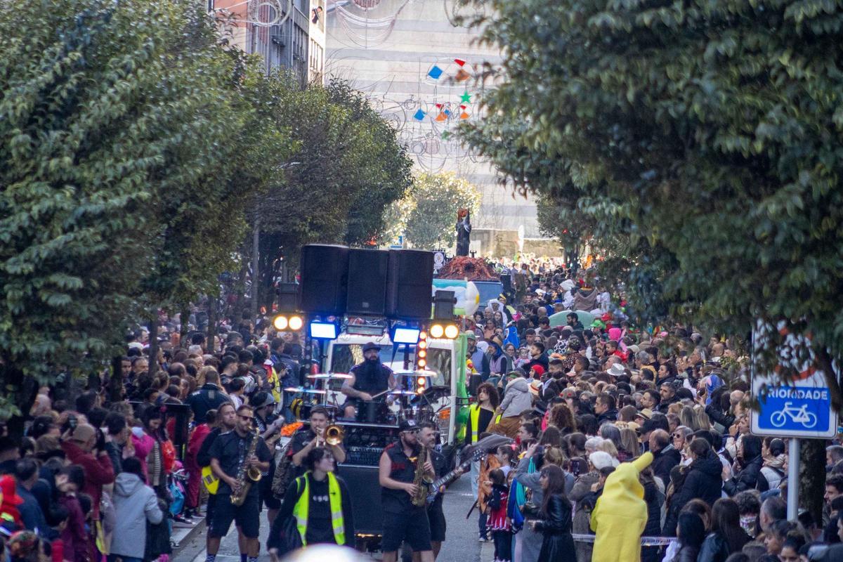 Vintedúas comparsas e dez carrozas: Santiago celebra o día grande do seu Entroido