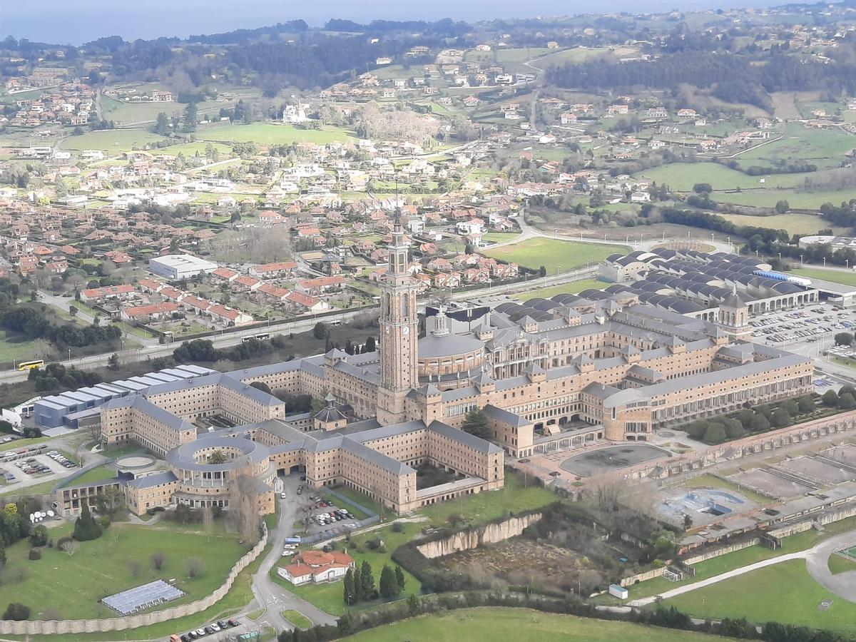 Vista aérea de La Laboral, con el claustro en "U" que albergará la Facultad de Enfermería en primer término.