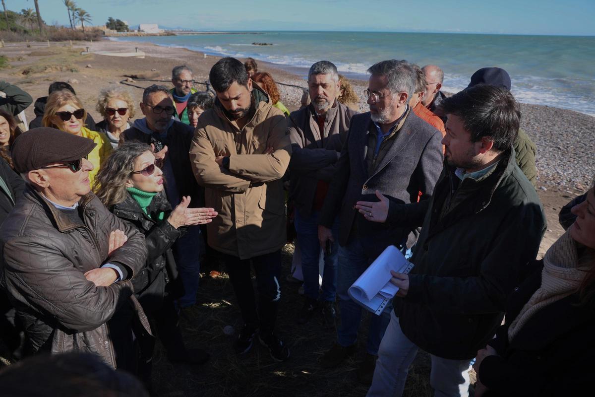 La presidenta vecinal expone sus demandas al director general.