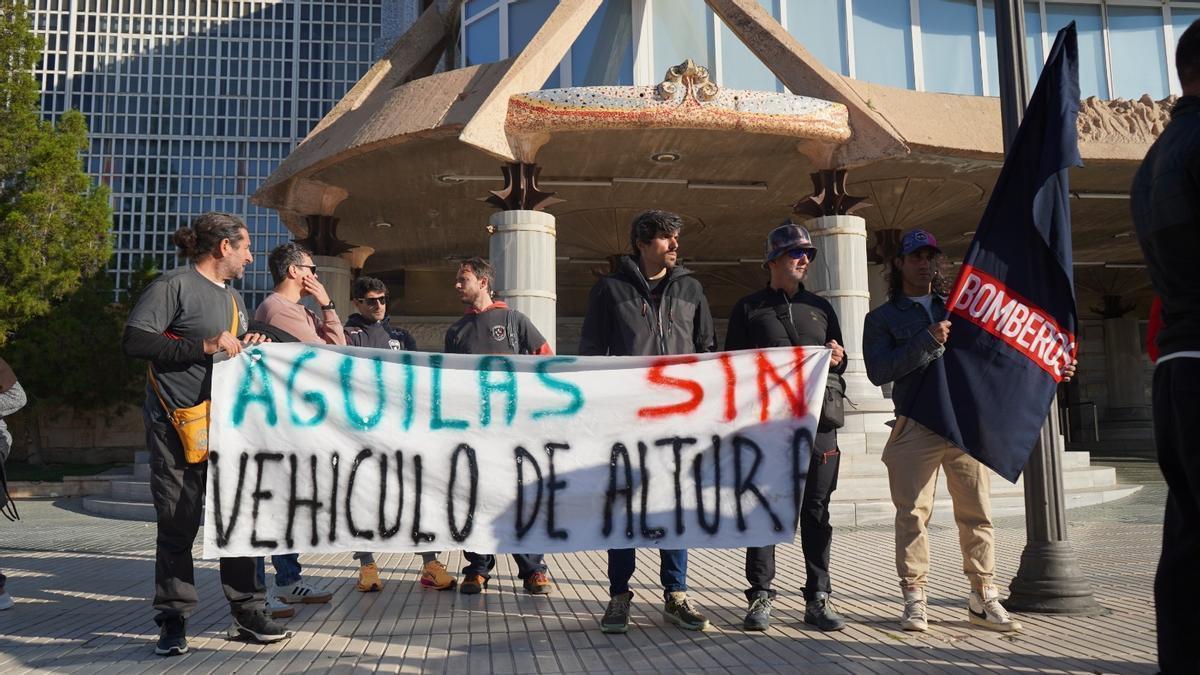 Algunos bomberos de Águilas protestaron frente a la Asamblea este jueves.