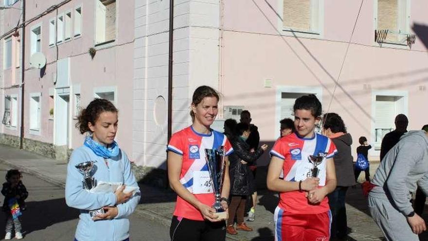 Iris Fernández, Beatriz Tenreiro y Sara García, en el podio.