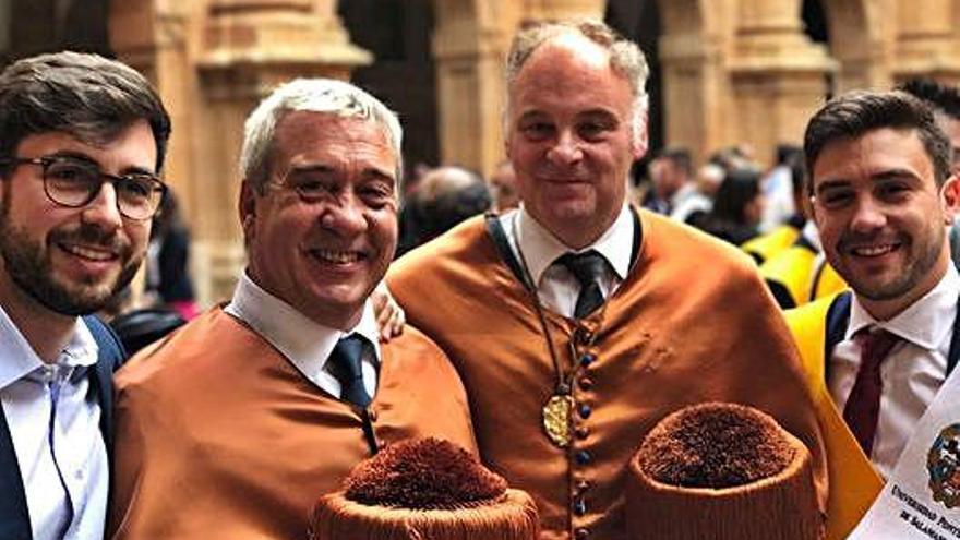 Carlos González (segundo por la izquierda), junto a sus hijos y el decano de Informática, Alfonso Rivero. Equipo de CGB en Salamanca.