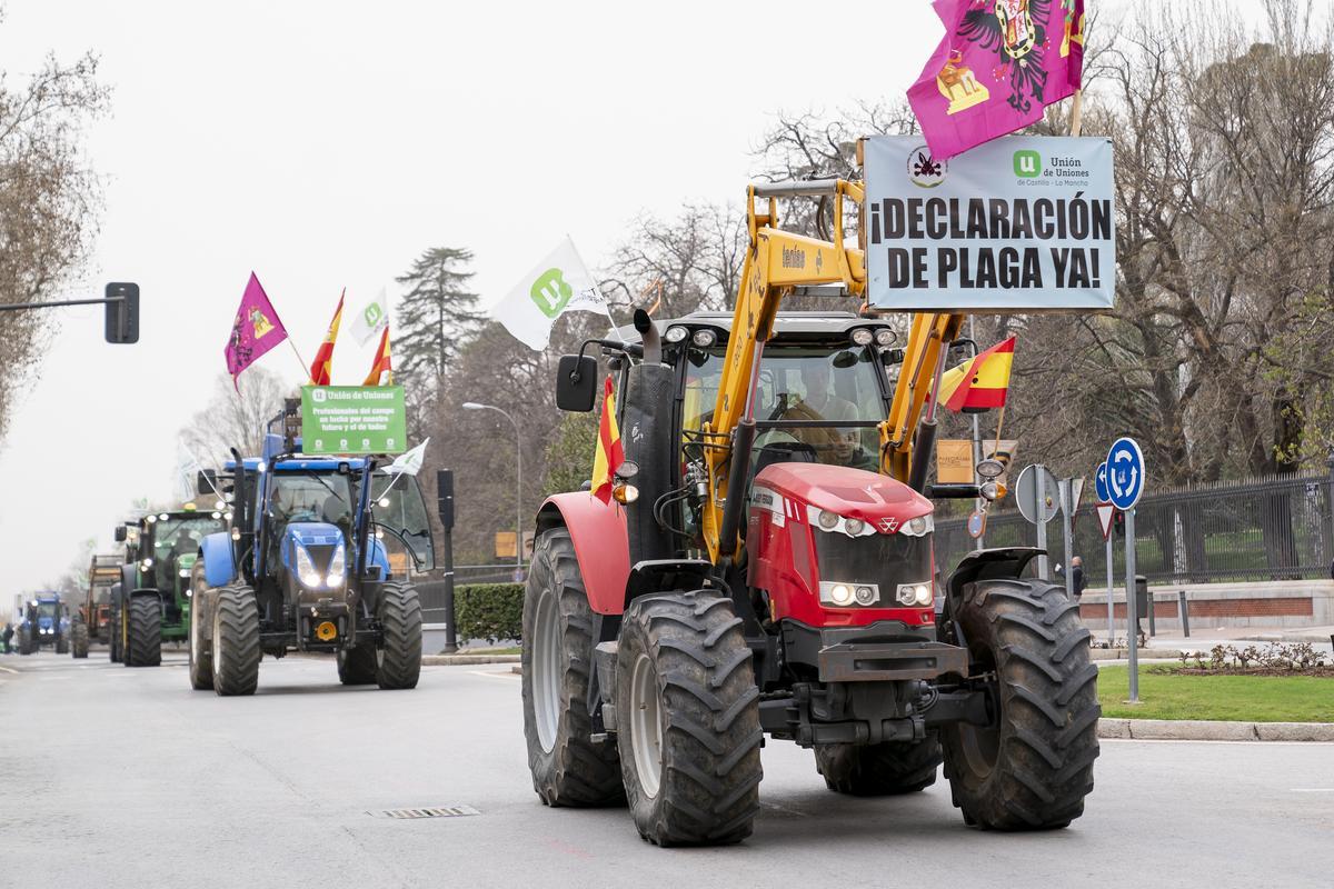 Tractores con pancartas durante la manifestación agraria celebrada en Madrid