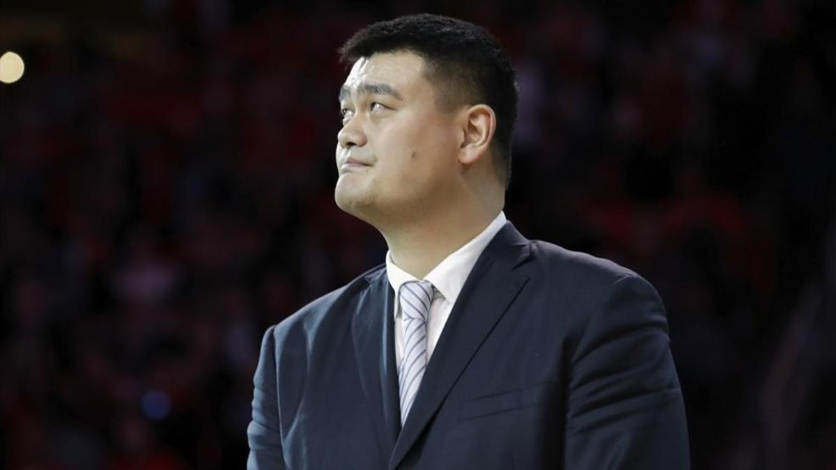 Yao Ming durante la retirada de su camiseta en Houston