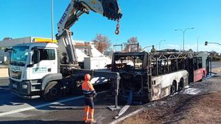 Un chófer evita una tragedia al desalojar a los pasajeros de su autobús minutos antes de que ardiera