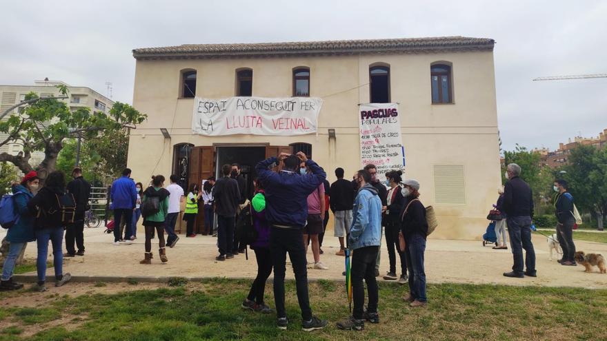 Miembros de la plaforma, en la alquería reinaugurada