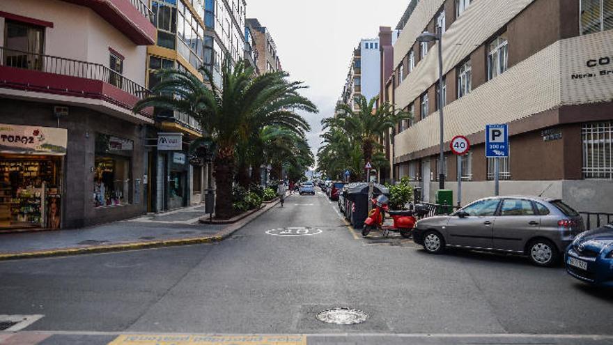 Vista del tramo de la calle Luis Morote, desde 29 de Abril hasta la playa, que se quiere peatonalizar.