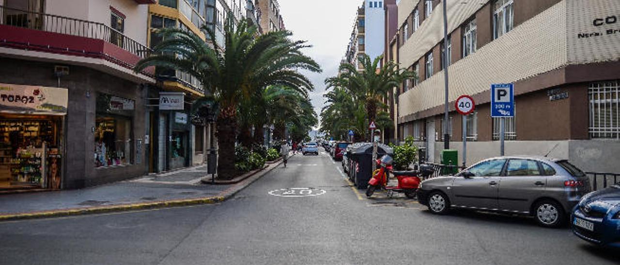 Vista del tramo de la calle Luis Morote, desde 29 de Abril hasta la playa, que se quiere peatonalizar.