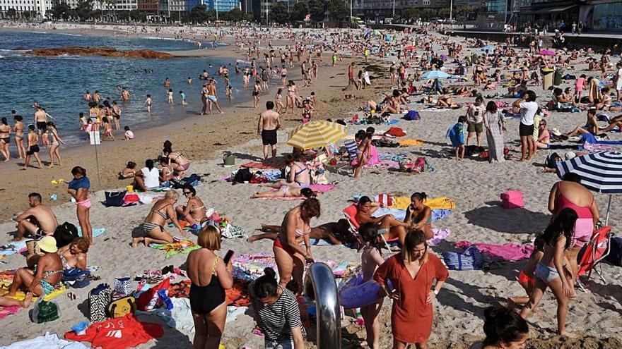 Cientos de bañistas en la playa de Riazor el pasado verano.