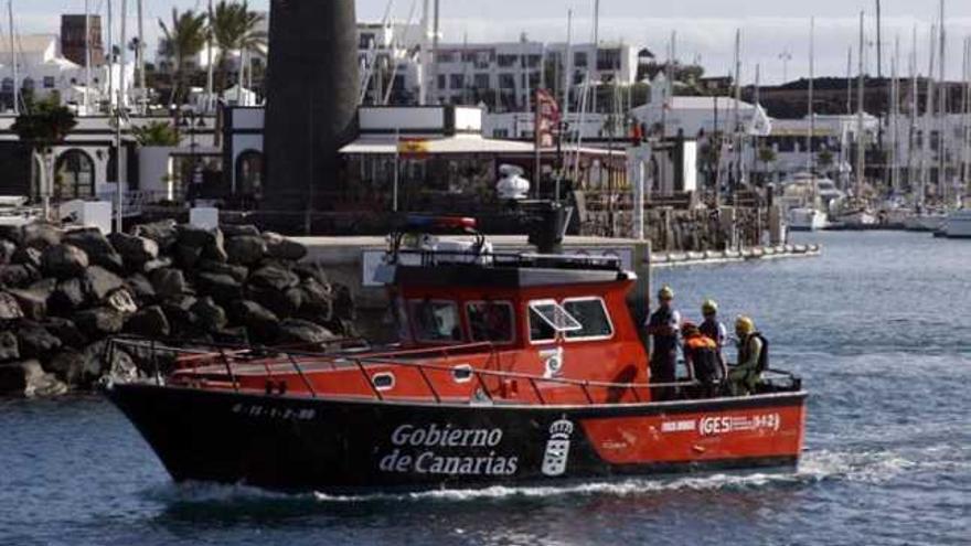 Embarcación de rescate rápido del Consorcio de Emergencias, ayer, en Playa Blanca. | lp / dlp