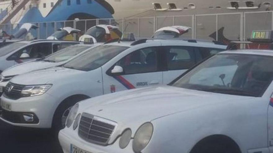 Taxis en el puerto de Arrecife.