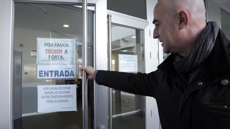 Los usuarios se encuentran desde el miércoles con un cartel de cierre en el acceso a la piscina. // Bernabé/Javier Lalín