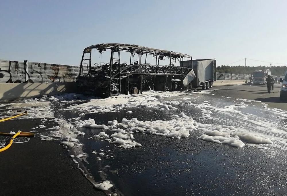 Incendio de un autobús con pasajeros en Elche