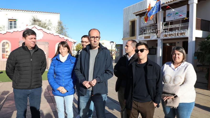 Los consellers de Sa Unió atienden a los medios tras salir de la reunión. | CC