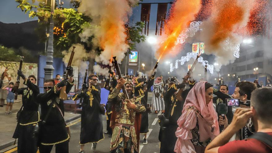 La pólvora abre paso a la Fiesta en Orihuela