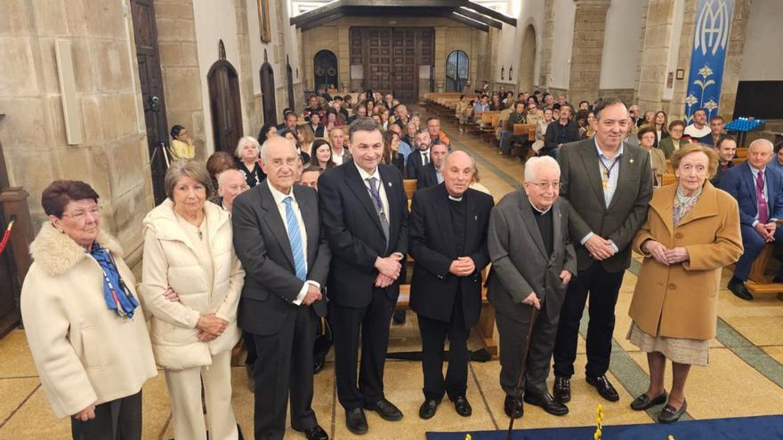 Por la izquierda, Teresa Mateos, Aurora Gancedo, Andrés Martínez, Gonzalo José Suárez (párroco), Agustín Hevia, Alejandro Vega (alcalde) y María Josefa Mieres, ayer, en la iglesia de Villaviciosa. | VICENTE ALONSO