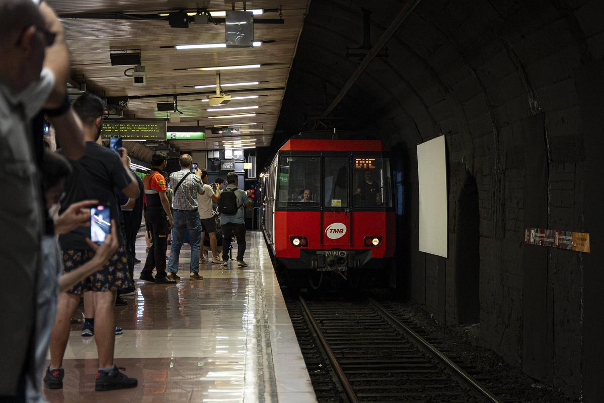 Viaje de jubilación del último tren de la serie 2000 que circulaba por la L3 del metro de Barcelona