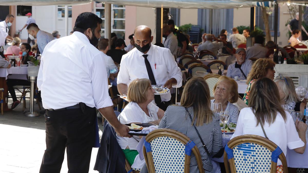 Trabajadores en la hosteleria En la foto camareros en un restaurante de la Barceloneta