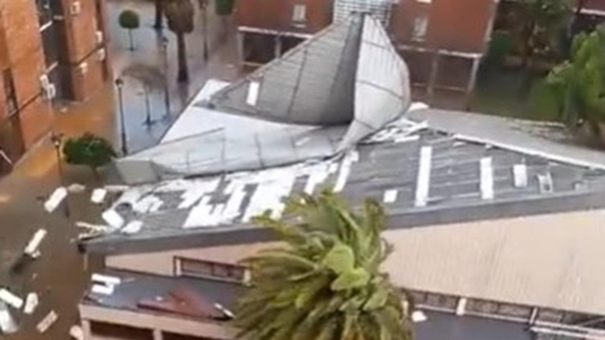 Desprendimiento del tejado en la parroquia Virgen del Camino de Ciudad Jardín