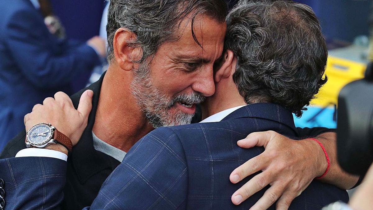 Quique Sánchez Flores, que regresa en su tercera etapa al Getafe, abraza Pereira. | J.M.LÓPEZ