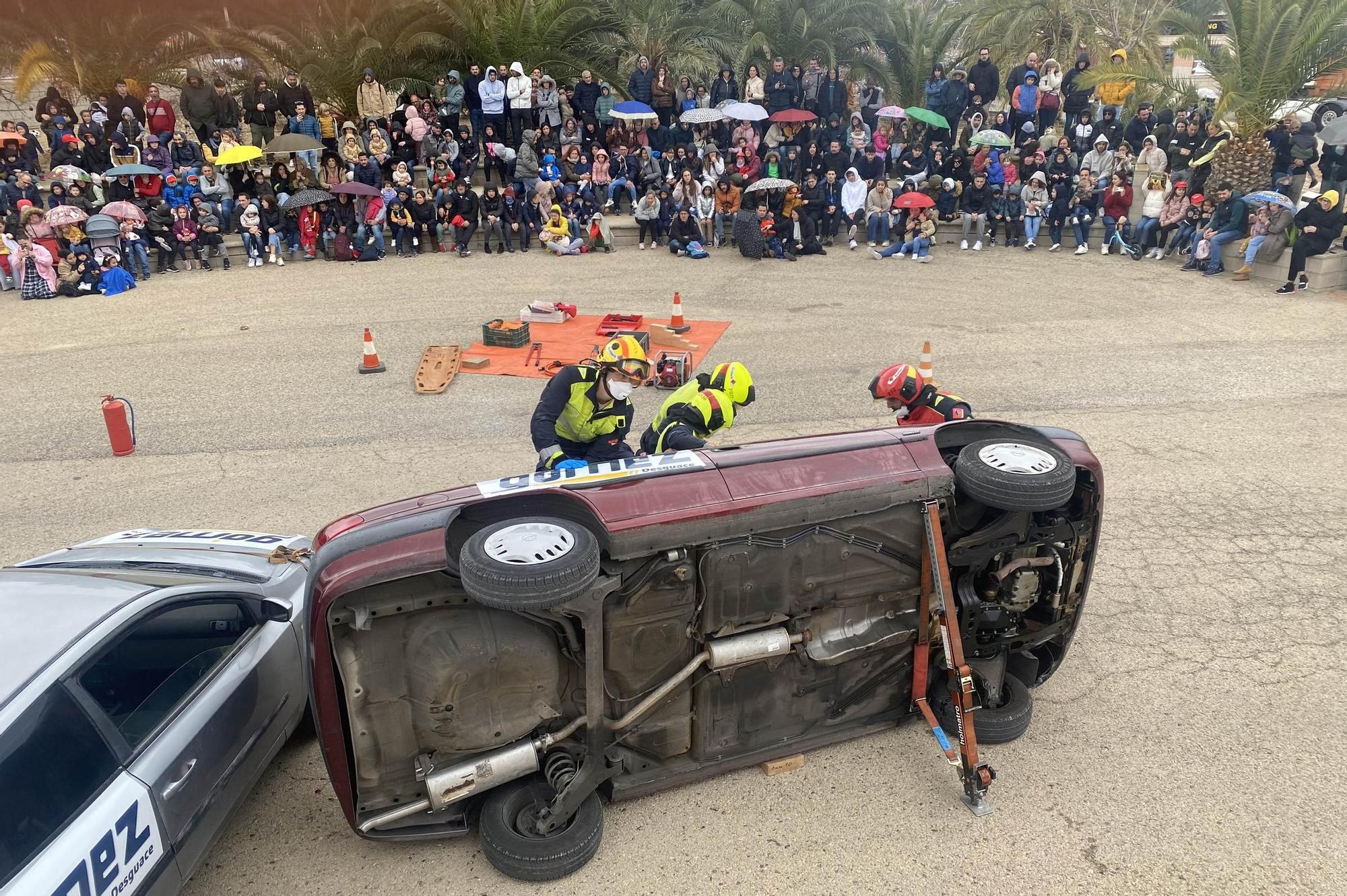 Rescates de altura para mostrar la labor esencial de los bomberos en Elche