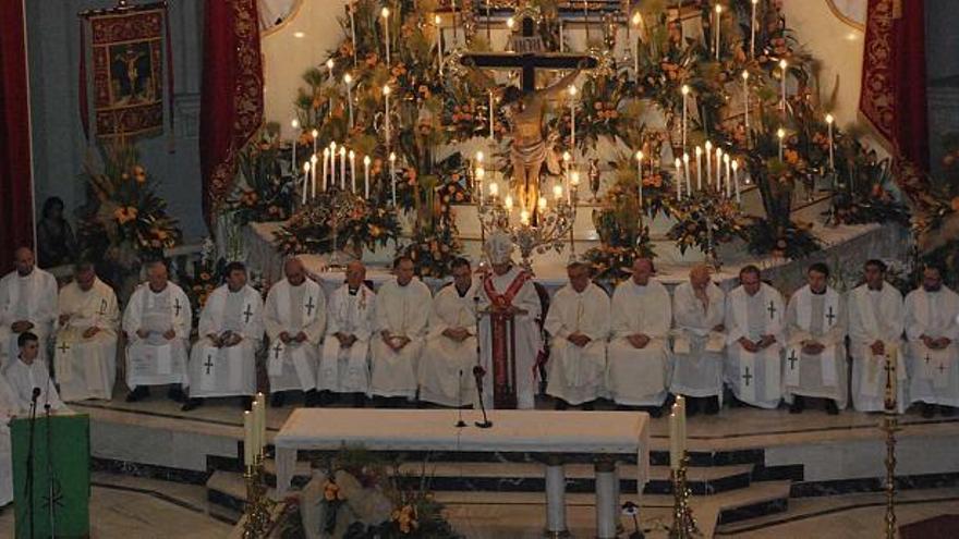 El obispo de Ávila, Jesús Burillo, en el centro de la Iglesia de Santa Ana antes de comenzar su homilía