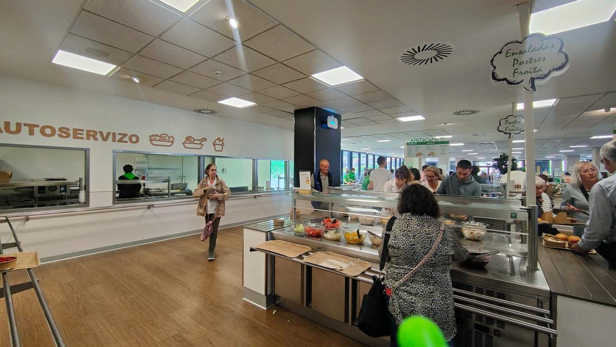 La cafetería del Cunqueiro, con toda la zona de platos calientes, cerrada.