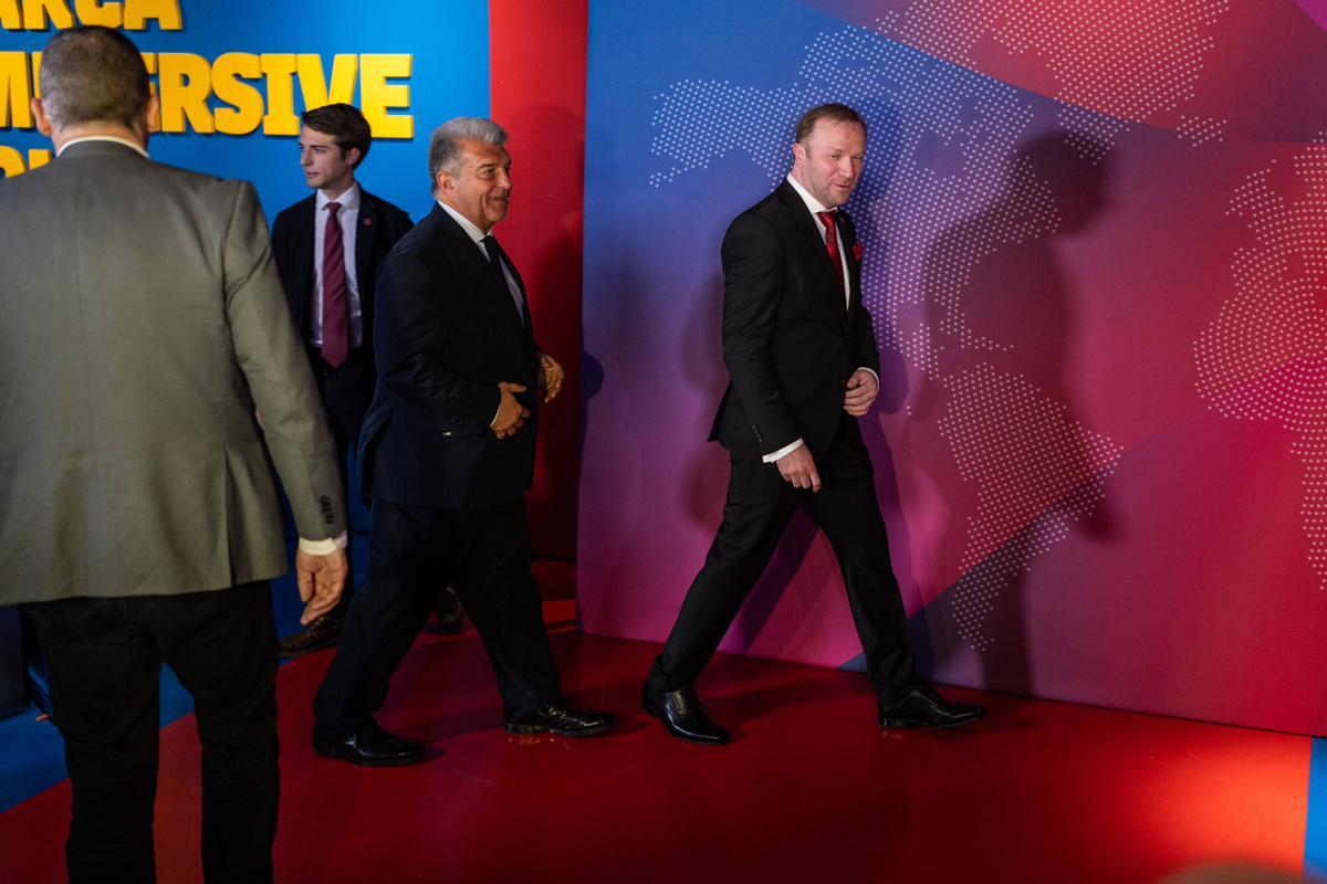 BARCELONA 10/04/2025 Deportes. Joan Laporta. Presentación Barça Mobile. Especial atención a las fotos de Ruslan Birladeanu, CEO de New Era. En el Barça Immersive Tour (museo). FOTO de ZOWY VOETEN