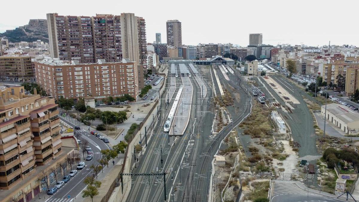 Vista aérea de terrenos que ocupará el Parque Central, con la Estación Intermodal al fondo.