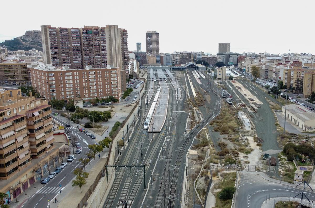 Vista aérea de terrenos que ocupará el Parque Central, con la Estación Intermodal  al fondo.