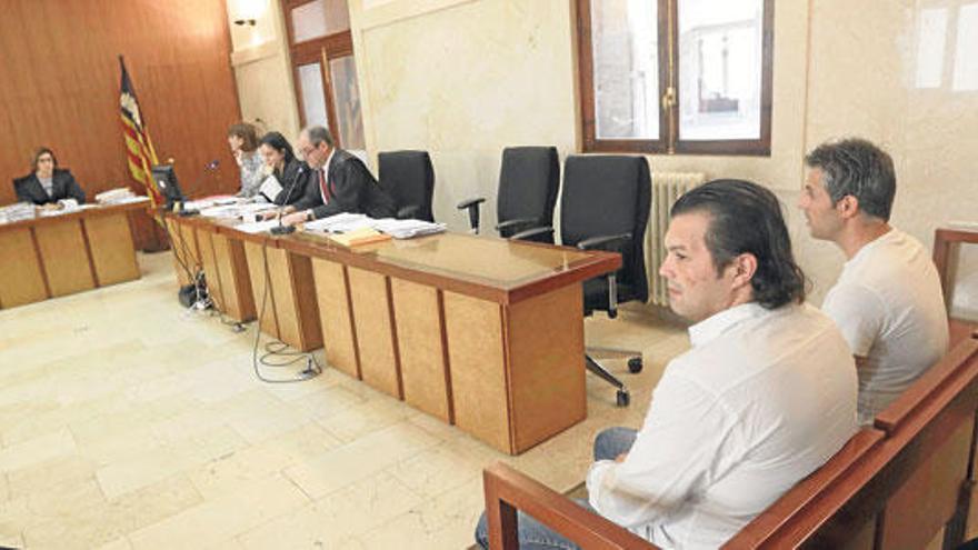 Los supuestos asaltantes, dos ciudadanos rumanos, ayer en el juicio en la Audiencia de Palma.