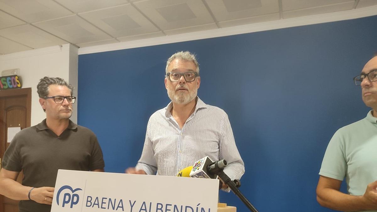 El ya expresidente del PP de Baena, Javier Vacas, explica ante los medios los motivos de su dimisión, también como concejal de esta localidad cordobesa.