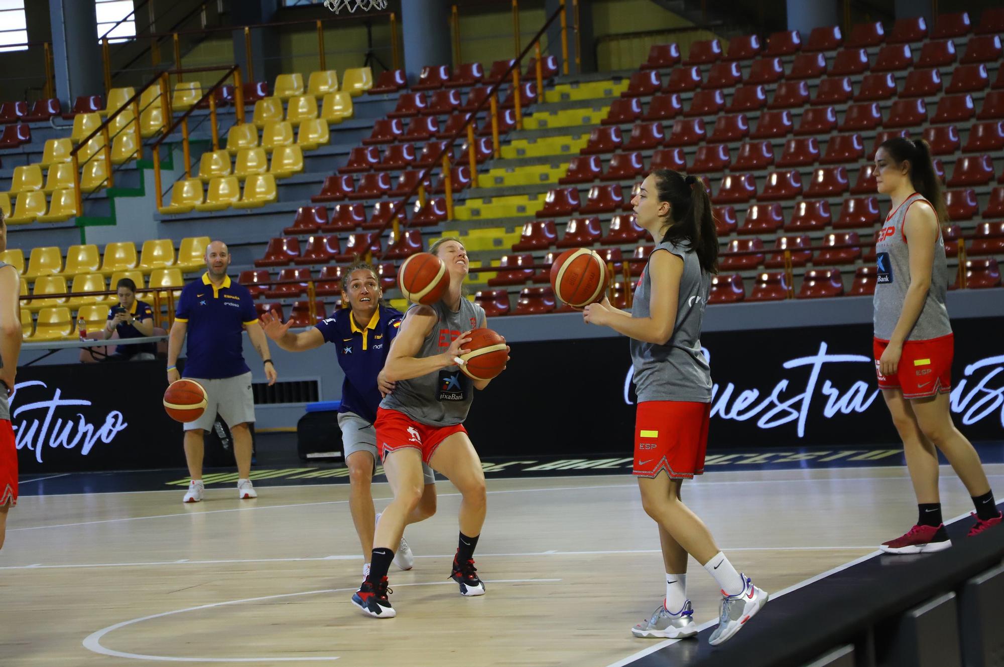 La selección española femenina de baloncesto con el alcalde de Córdoba, en imágenes