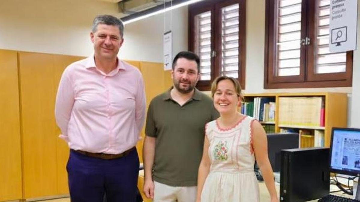 Las autoridades en la biblioteca de Can Sales tras la reforma