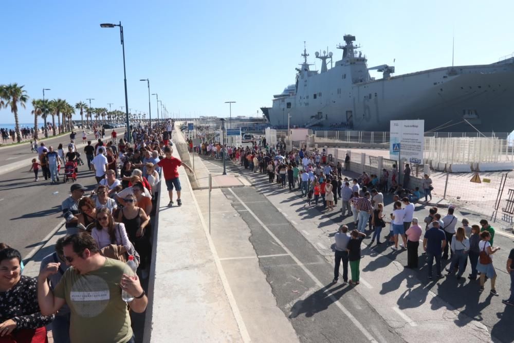 Colas para ver el portaviones 'Juan Carlos I'.