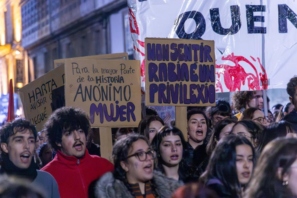 Jóvenes en una manifestación feminista en la capital gallega.