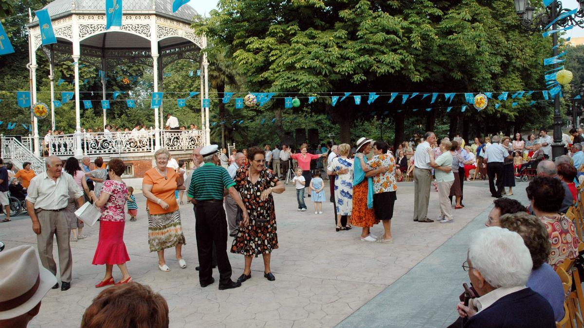Baile en el Bombé en 2011, antes de que se andamiase el quiosco.  