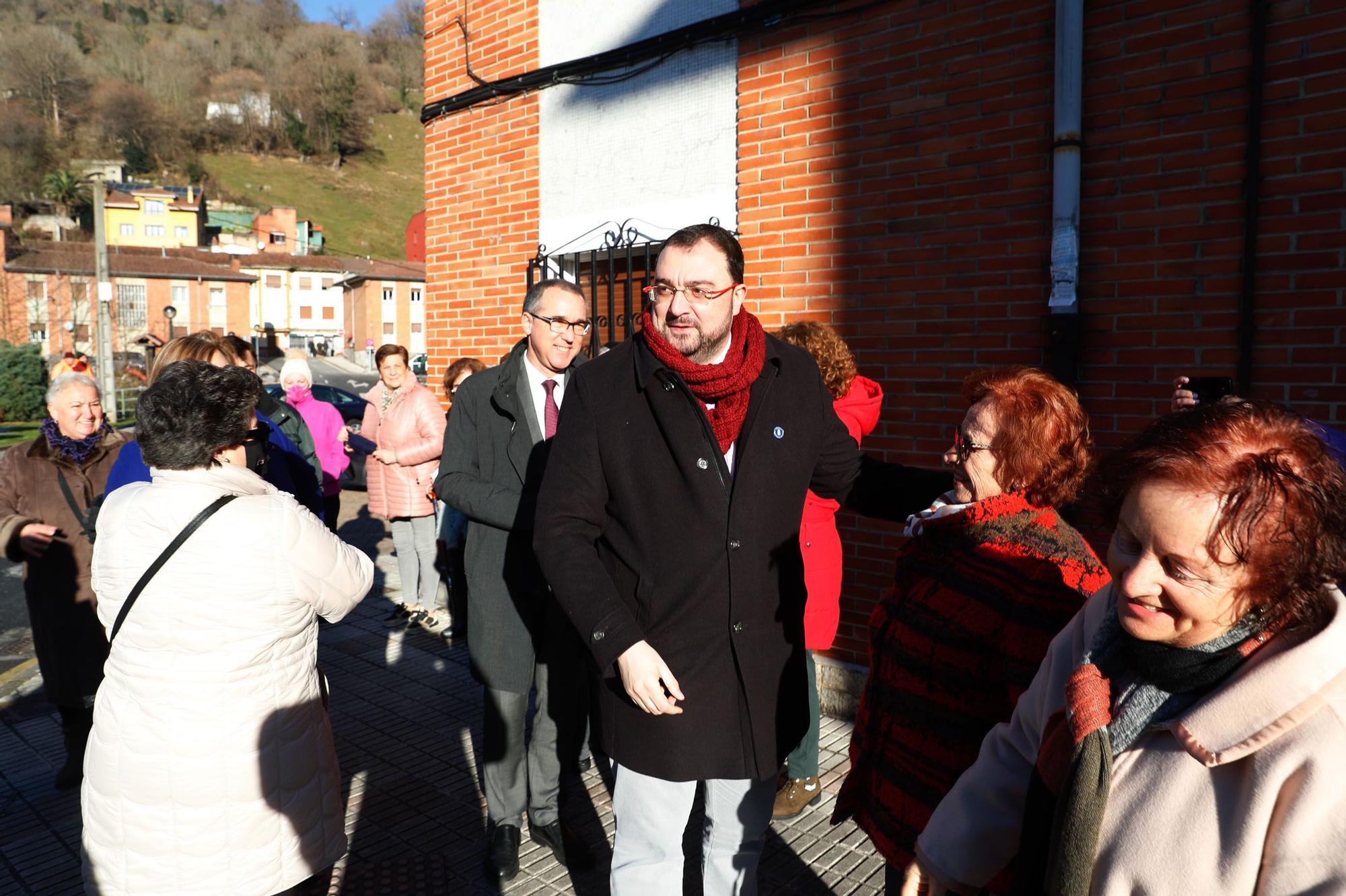 EN IMÁGENES: Adrián Barbón visita el consultorio local de La Vega (Riosa), sometido a una reforma integral de las instalaciones