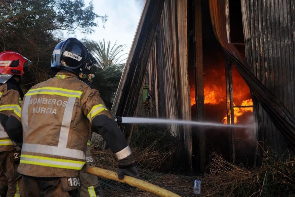 Arde una tienda de neumáticos en Murcia