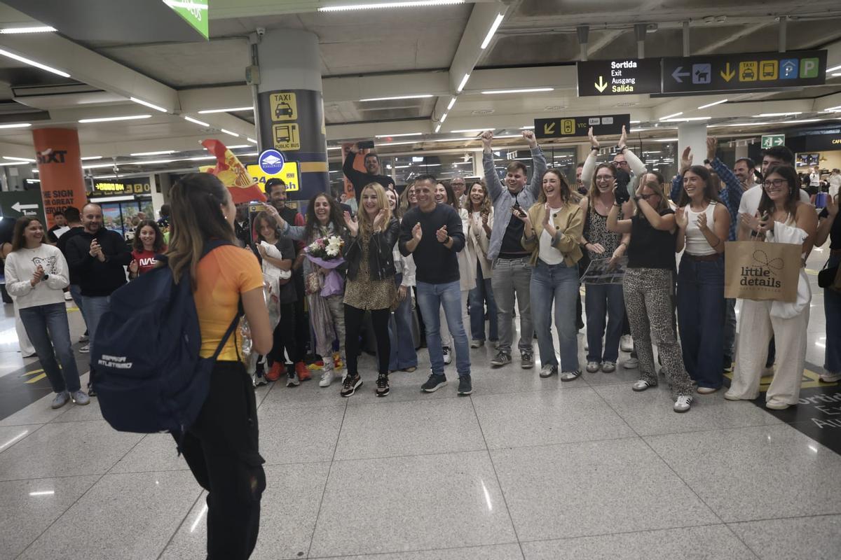 Así ha sido la llegada de la deportista Esperança Cladera al aeropuerto de Palma