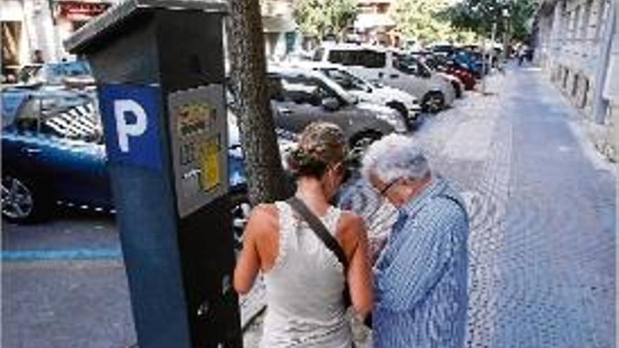 Aparcaments de zona blava al carrer de la Creu de Girona.