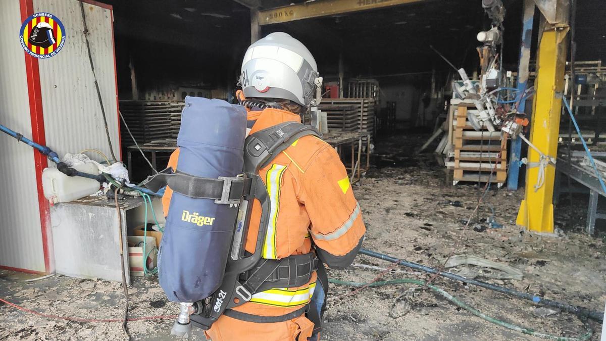Dos heridos por inhalación de humo en el incendio de una nave ...