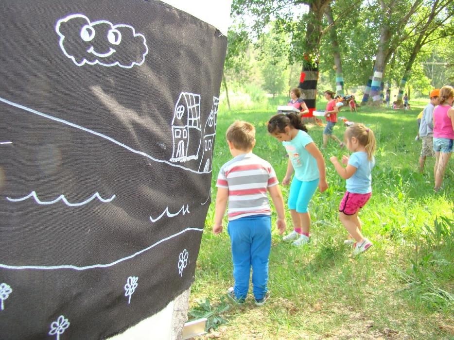 Infants de Sant Salvador creen el 'bosc de l'alegria'