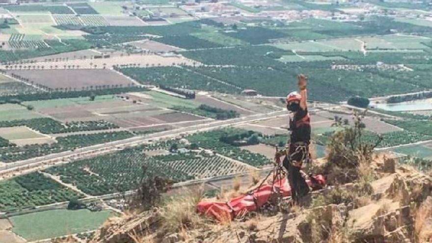 Rescatan a un escalador tras fracturarse el pie y caerle una roca encima en Alicante