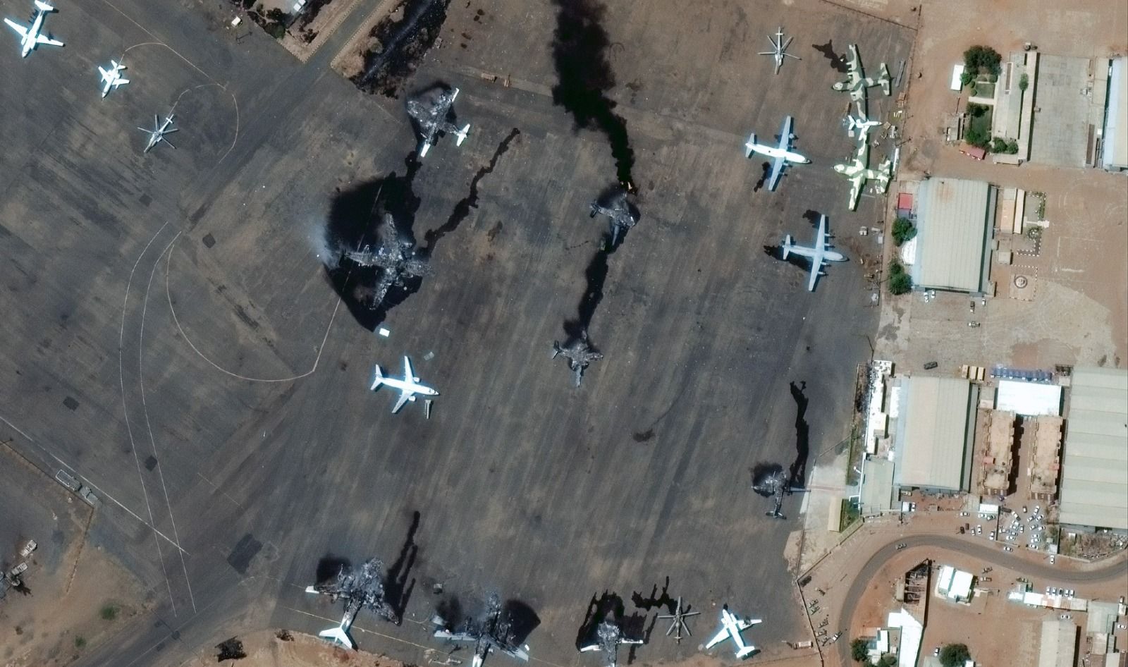 Destruccion en el aeropuerto de Jartum