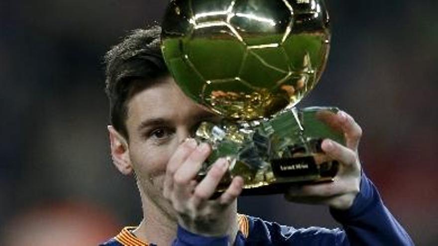 Messi muestra el Balón de Oro en el Camp Nou.