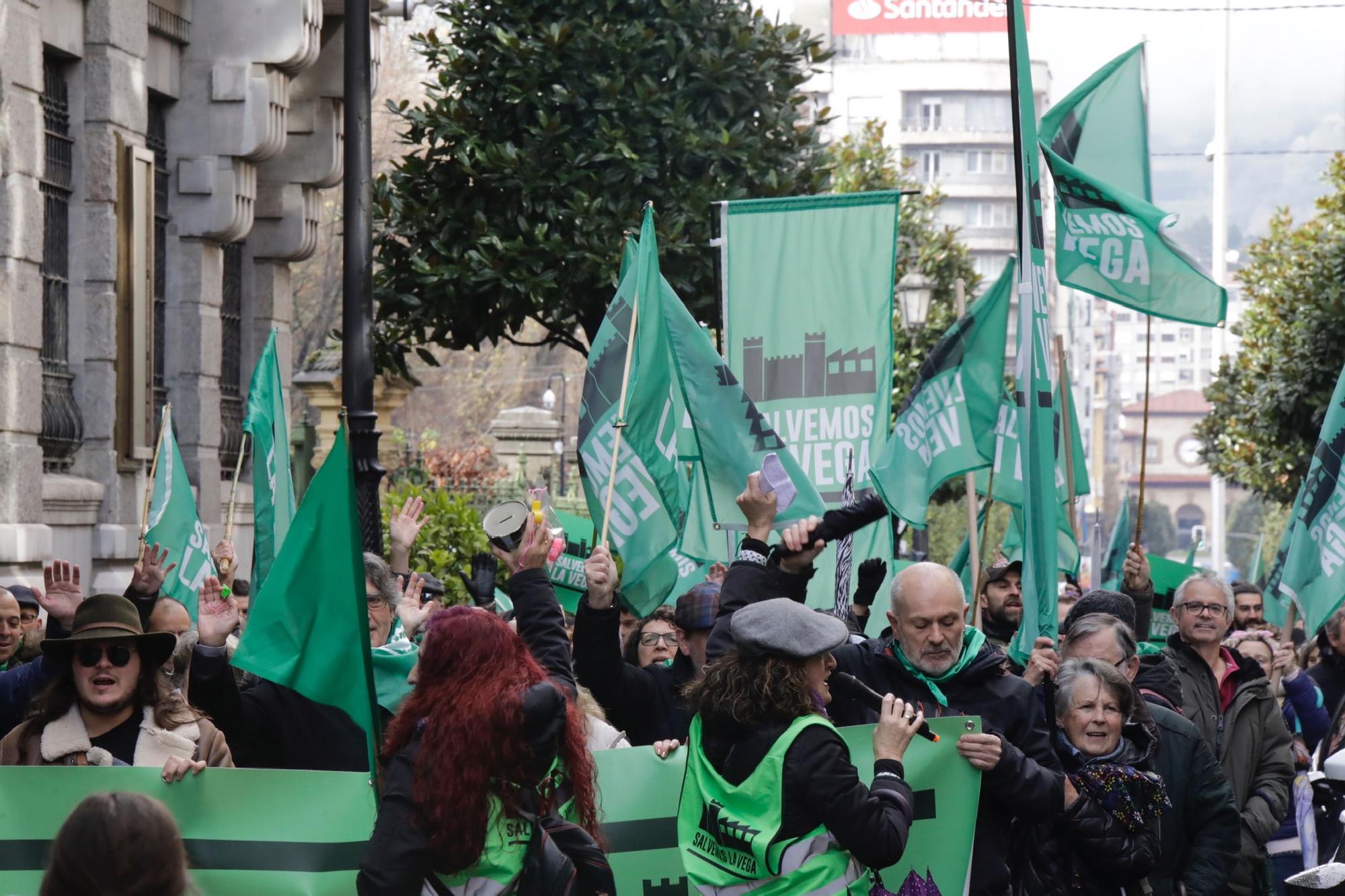 "La Vega no se vende, La Vega se defiende": así fue la concentración de Salvemos La Vega en Oviedo